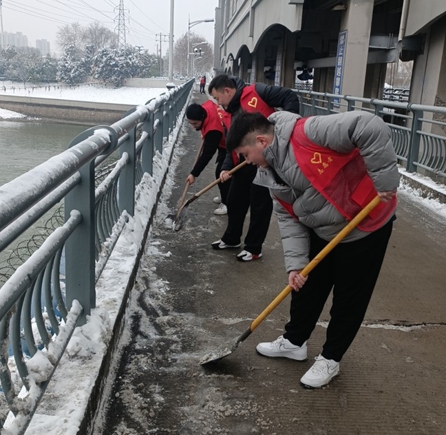 開(kāi)展清雪除冰志愿服務(wù)活動(dòng)